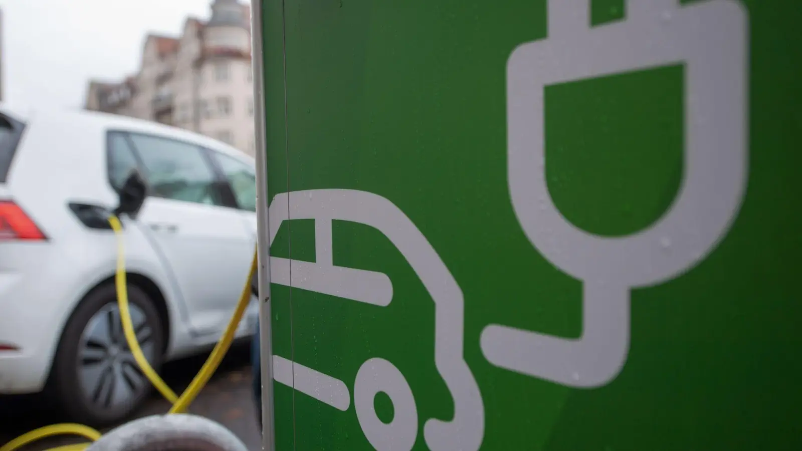 Elektroautos werden an einer Ladesäule am Universitätsring in Halle/Saale aufgeladen. (Foto: Hendrik Schmidt/dpa)