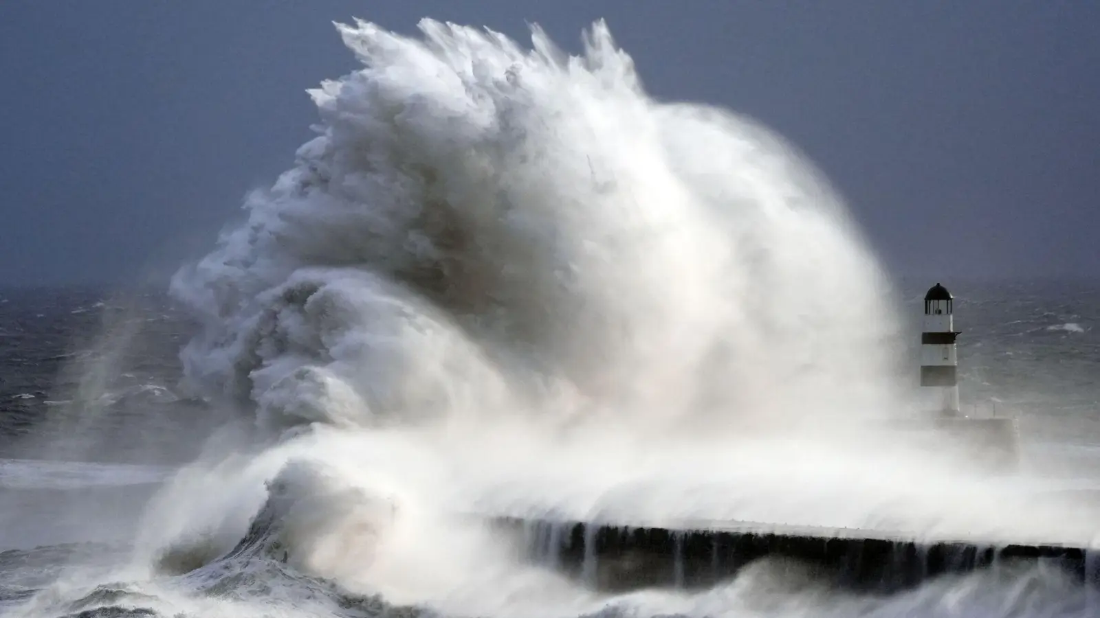 Laut Global Water Monitor Report verändern die steigenden Temperaturen die Art und Weise, wie sich das Wasser auf dem Planeten bewegt. (Symbolbild) (Foto: Owen Humphreys/PA Wire/dpa)