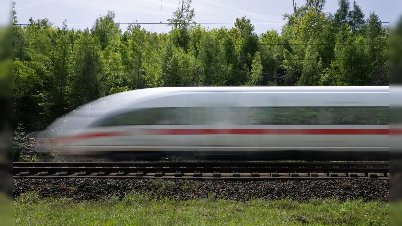 Bei Kitzingen hat ein ICE einen Streckenarbeiter erfasst und tödlich verletzt. (Symbolbild) (Foto: Boris Roessler/dpa)