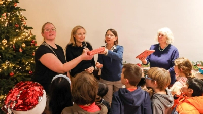 Bescherung im kleinen Schrannensaal: Für die Kinder gab es bei der Weihnachtsfeier des Helferkreises Geschenke. (Foto: Martina Haas)