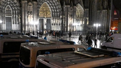 Nach Hinweisen auf mögliche Anschlagspläne wurden die Sicherheitsmaßnahmen am Kölner Dom erhöht. (Foto: Roberto Pfeil/dpa)