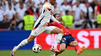 Leroyn Sané (l) bei seinem letzten Einsatz im EM-Viertelfinale gegen Spanien. (Foto: Federico Gambarini/dpa)