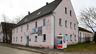 Das ehemalige Gasthaus an der B13 in Merkendorf soll abgebrochen werden. In einem Neubau sollen vor allem Wohnungen, möglicherweise aber auch eine Arztpraxis und ein Cafe entstehen. (Archivfoto: Jim Albright)