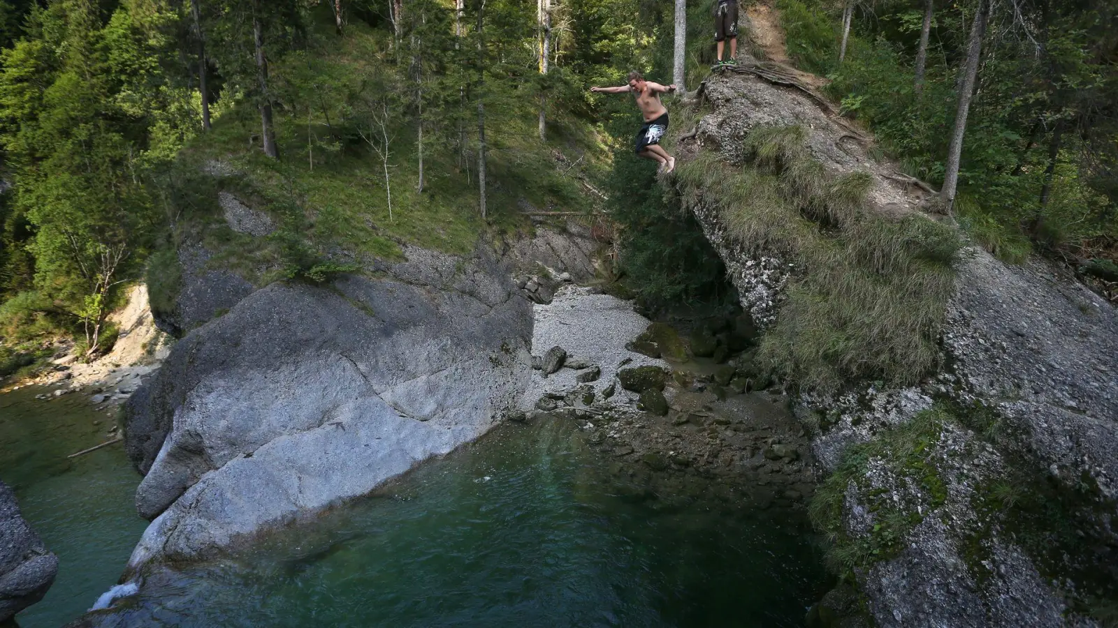 Die „Gumpenjucker“ kennen die Gefahren am Wasserfall. Archivbild (Foto: Karl-Josef Hildenbrand/dpa)