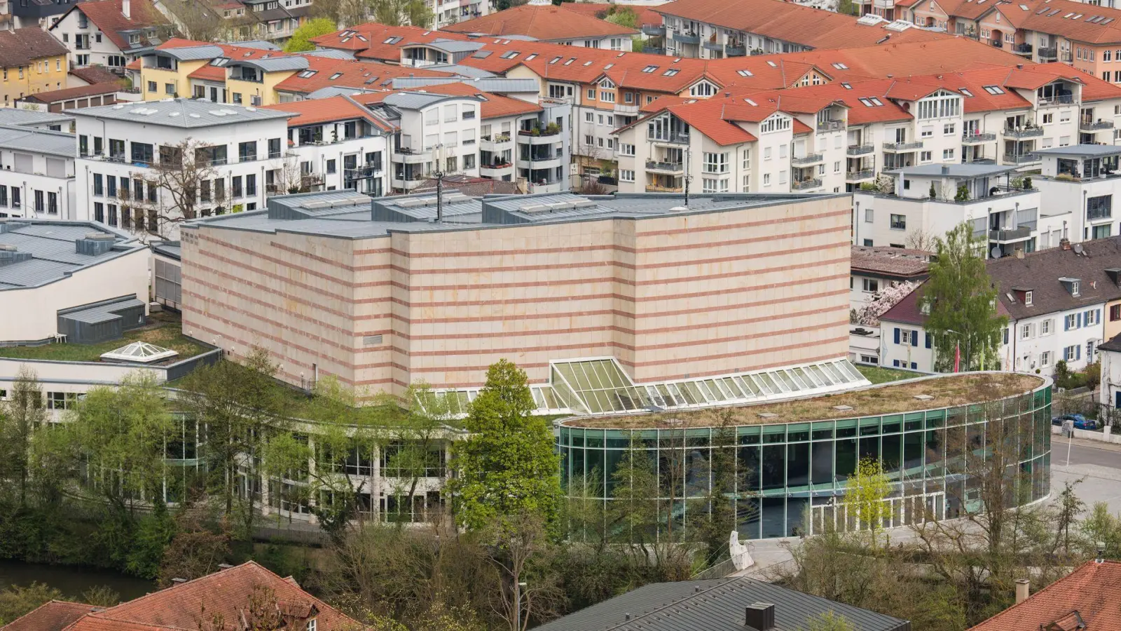 Soll in den kommenden Jahren saniert werden: die Konzert- und Kongresshalle Bamberg. (Archivfoto) (Foto: Nicolas Armer/dpa)