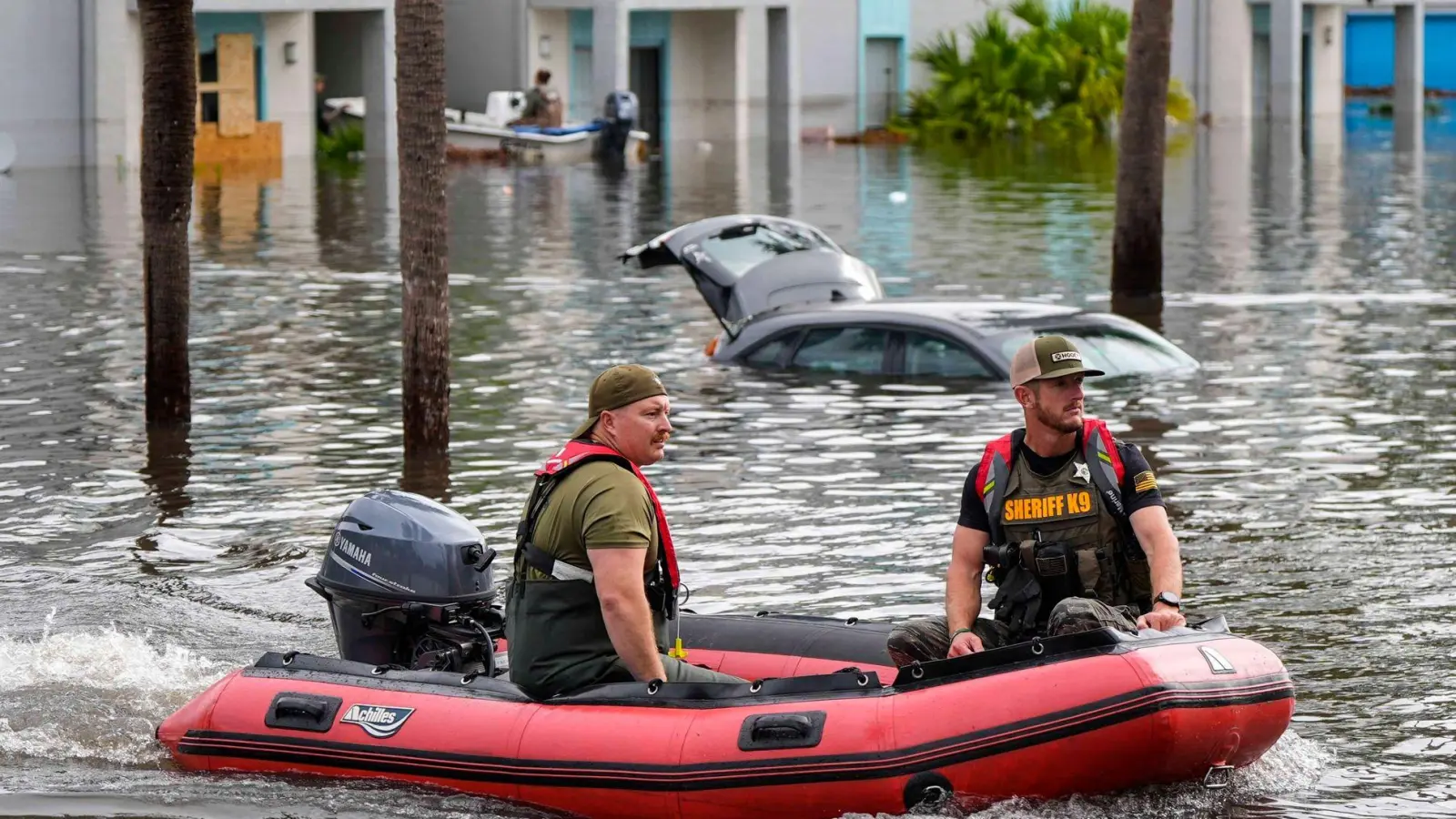 Rettungskräfte sind in der Stadt Clearwater auf dem Weg zu Sturmopfern. (Foto: Mike Stewart/AP/dpa)