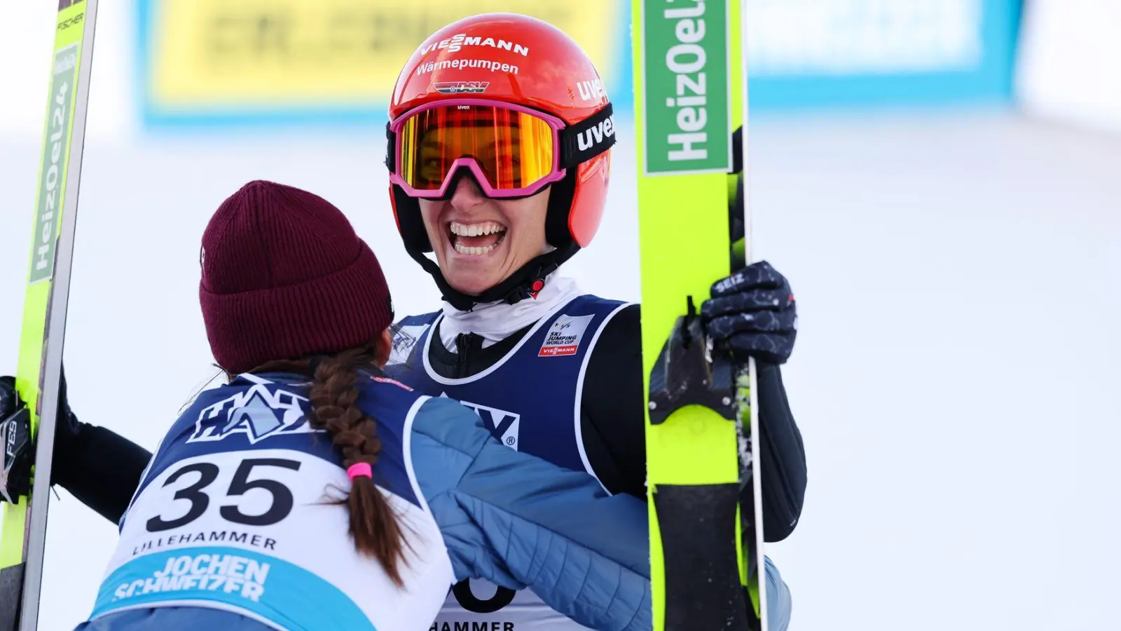 Katharina Schmid (r.) bejubelte in Lillehammer den 16. Weltcup-Sieg ihrer Karriere. (Foto: Geir Olsen/NTB/dpa)