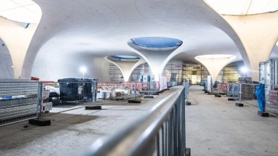 Tageslicht fällt durch die Lichtaugen des neuen Stuttgarter Hauptbahnhofs - Passagiere müssen auf diesen Anblick jedoch länger warten als gedacht. (Foto: Christoph Schmidt/dpa)