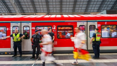 Pannen, überfüllte Bahnsteige und viele Verspätungen: Die Kritik an der Deutschen Bahn während der EM ist deutlich. (Foto: Andreas Arnold/dpa)