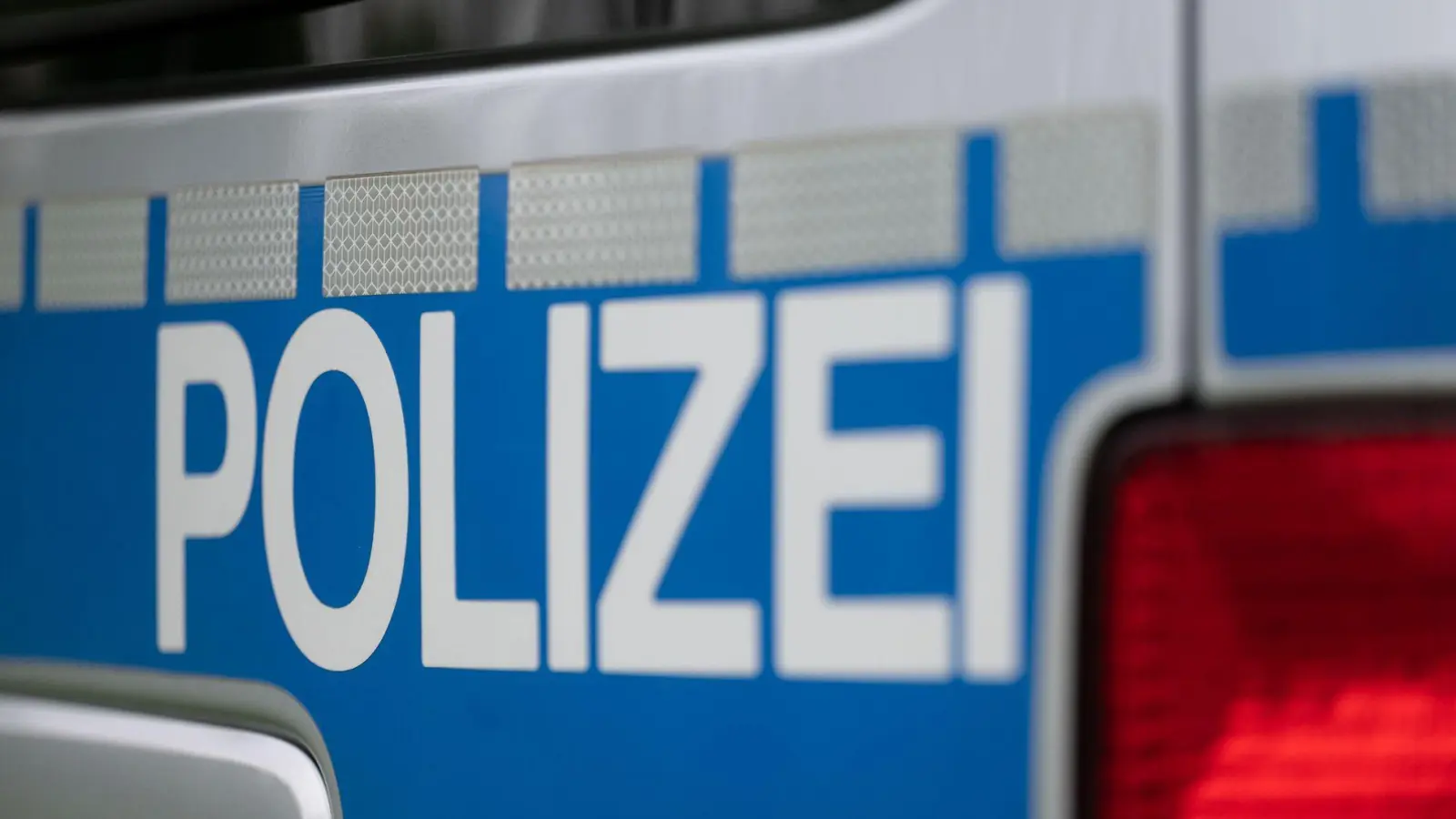 Bei einem Einbruch in Unterfranken kamen die vier Tatverdächtigen nicht weit - die Polizei stand schnell vor der Tür. (Symbolbild) (Foto: Marijan Murat/dpa)