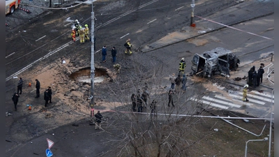 Ein Krater ist am Samstag auf einer Straße in Kiew zu sehen. Allein in der vergangenen Woche zählte die Ukraine mehr als 1.000 verschiedene Luftangriffe.  (Foto: Aleksandr Gusev/SOPA Images via ZUMA Press Wire/dpa)