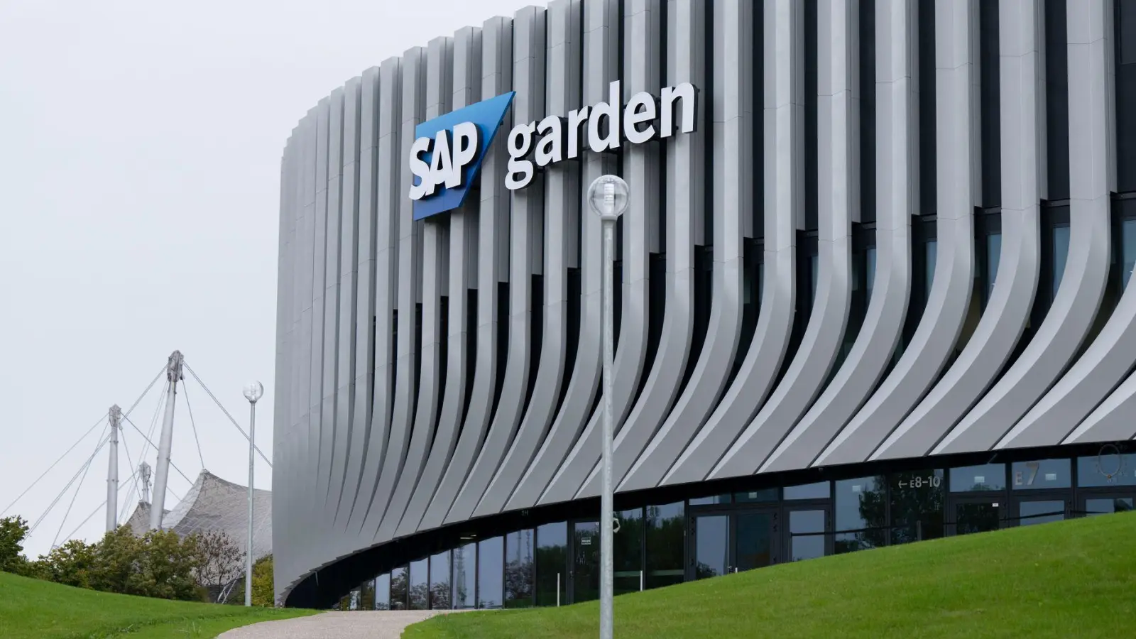 Lisenen bilden die imposante Außenverkleidung des SAP Garden. (Foto: Sven Hoppe/dpa)