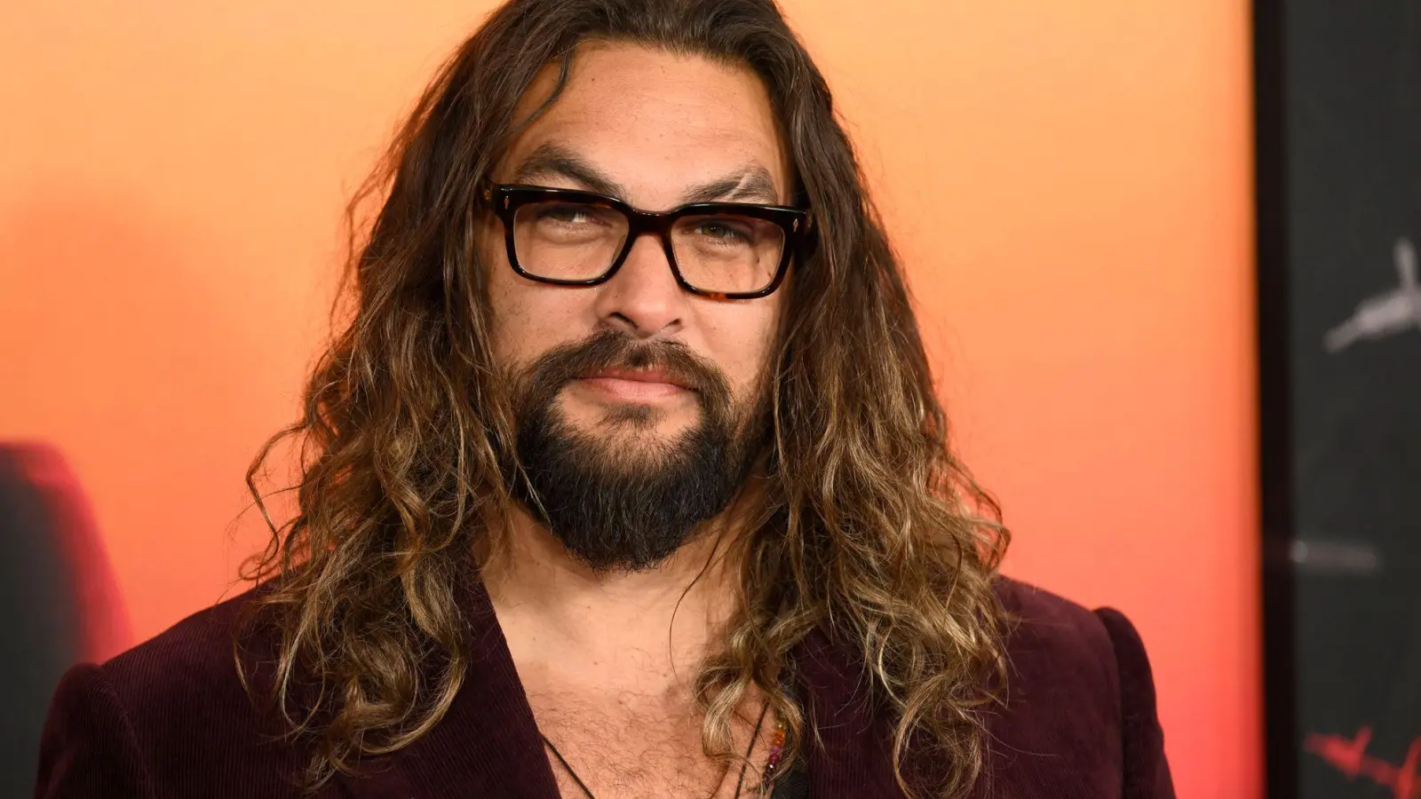 Für Jason Momoa beginnt die Weihnachtszeit erst mit Liedern von Hollywood-Ikone Barbra Streisand. (Fotoarchiv) (Foto: Evan Agostini/Invision/AP/dpa)