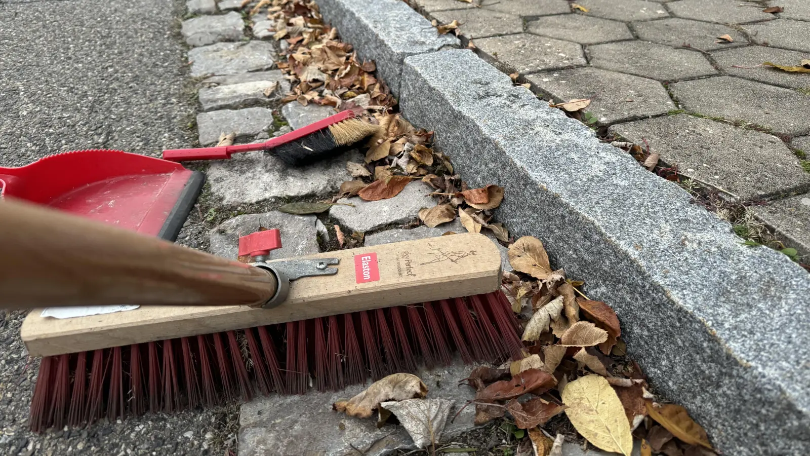 Für viele ist es derzeit nicht mehr als eine lästige Pflicht: Gehweg und Abflussrinne vom Laub zu befreien, gehört im Herbst zu den Aufgaben von Grundstückseigentümern und Nutzungsberechtigten. (Symbolbild: Oliver Herbst)