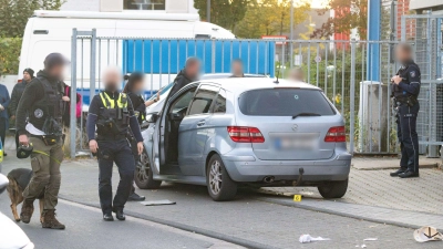 Am helllichten Tag erschießt in Köln ein Unbekannter einen 32-jährigen Mann und flieht auf einem E-Roller. Über die Hintergründe wurde bislang nichts bekannt. (Foto: Benjamin Westhoff/dpa)