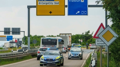 Die Polizei sperrt wegen einer Weltkriegsbombe die Zufahrt über die L3262 zum Flughafen/Cargo City Süd ab. (Foto: Andreas Arnold/dpa)