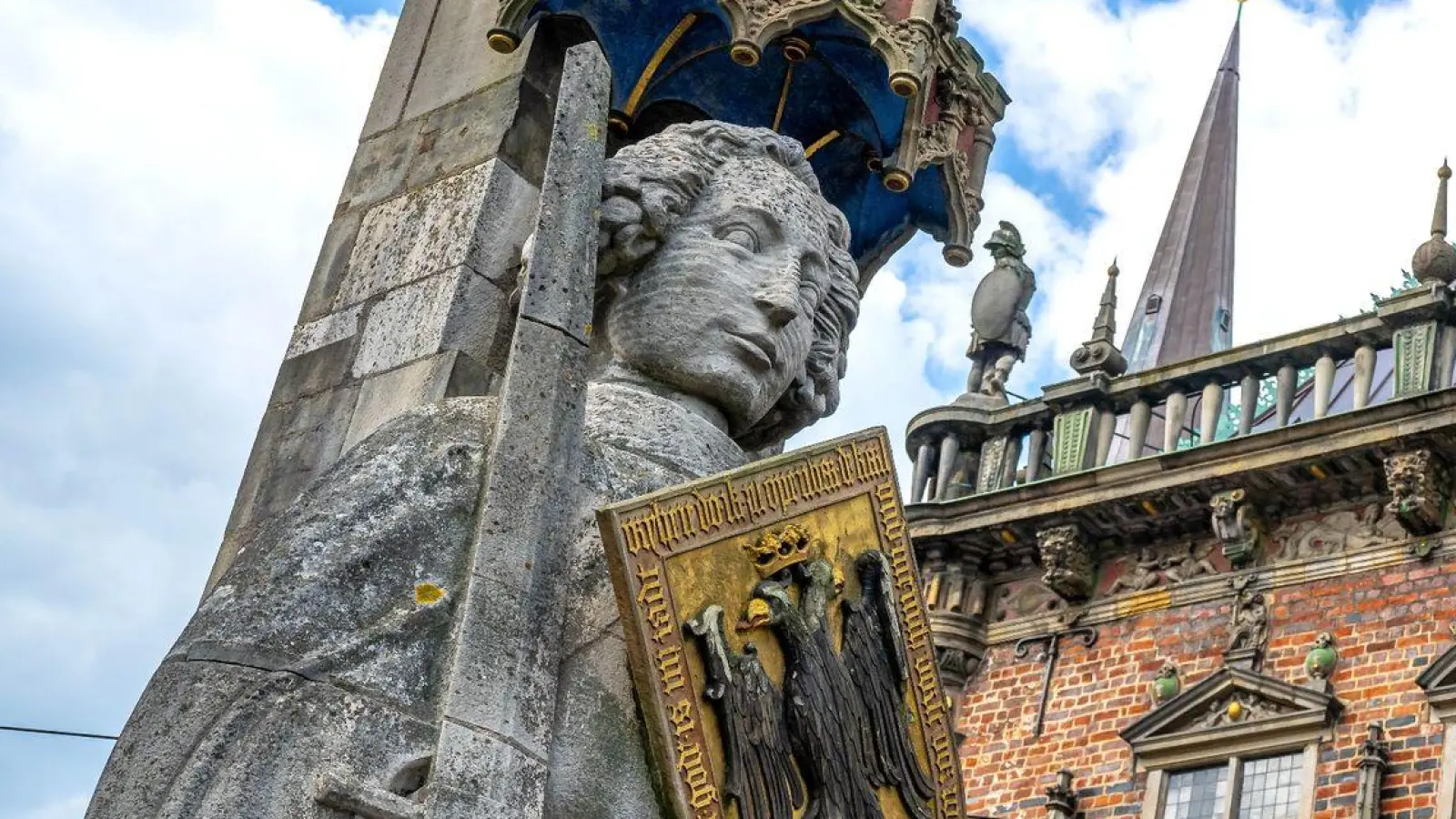 Die Rolandstatue vor dem Rathaus. Das Bremer Rathaus und die Rolandstatue von Anfang des 15. Jahrhunderts sind seit 20 Jahren Unesco-Welterbe. (Foto: Sina Schuldt/dpa)