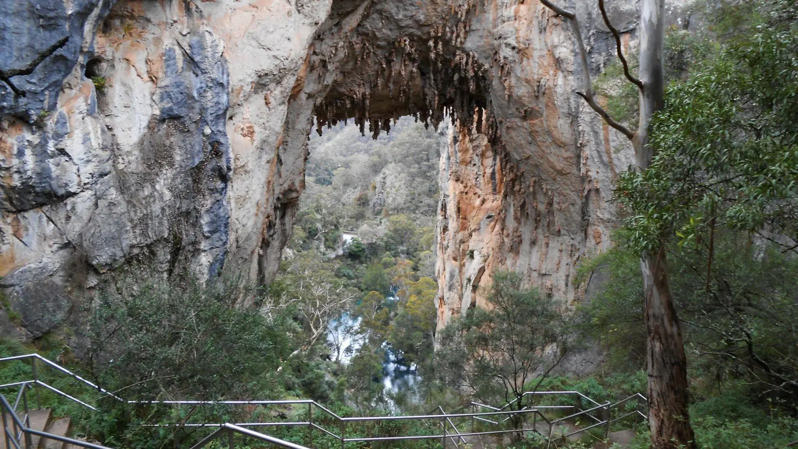 Das weltberühmte Höhlensystem Jenolan Caves im australischen Weltnaturerbe Blue Mountains wird für 18 Monate für den Tourismus geschlossen. (Foto: Carola Frentzen/dpa-tmn)