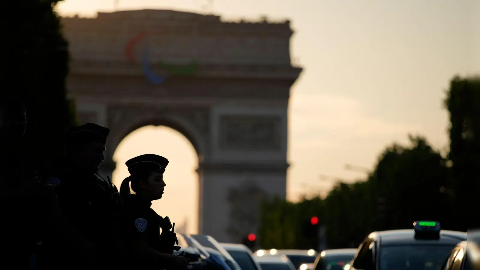 Tausende Polizisten wachen während Olympia über Paris. (Foto: David Goldman/AP/dpa)