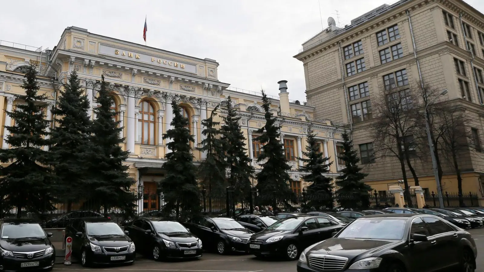 Nach früheren Angaben der EU-Kommission sind rund 210 Milliarden Euro der russischen Zentralbank in der EU eingefroren. (Archivbild) (Foto: Yuri Kochetkov/epa/dpa)