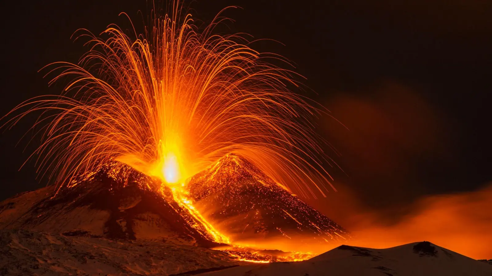 Lava wird whrend einer Eruption aus dem Südostkrater des Ätna geschleudert. Das Naturschauspiel wurde von Nicolosi bei Catania aus aufgenommmen. (Foto: Salvatore Allegra/AP)