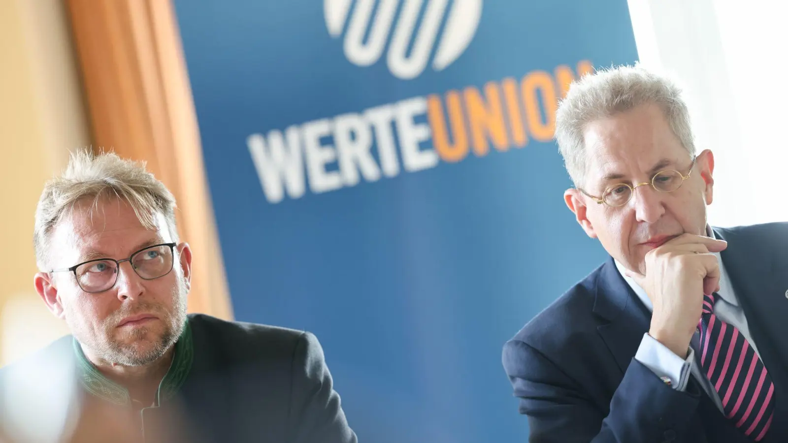 Die Werteunion von Hans-Georg Maaßen (rechts) hat nun auch einen Landesverband in Bayern. Dessen Vorsitzender ist Jörg Uhlig. (Foto: Daniel Löb/dpa)