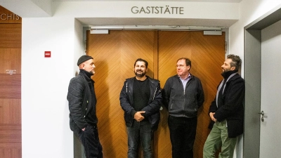 Robert Arnold, Levent Özdil, Intendant Axel Krauße und Vladimir Pavic (von links) vom Theater Ansbach: Sie erarbeiten derzeit das Stück „Chaim und Adolf“, das in den nächsten Wochen in verschiedenen Gaststätten zu erleben sein wird. (Foto: Evi Lemberger)