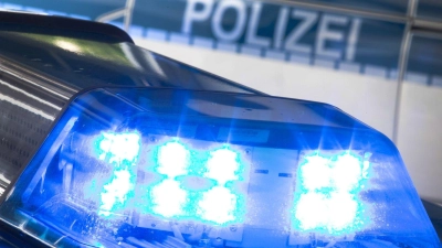 Zwei Polizeistreifen waren am Freitagabend in Dentlein im Einsatz, weil ein Mann randalierte.  (Symbolbild: Friso Gentsch/dpa)