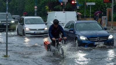 In Brandenburg gab es überschwemmte Straßen, vollgelaufene Keller und abgebrochene Äste - das Unwetter verlief allerdings glimpflich. (Foto: Georg Moritz/dpa)