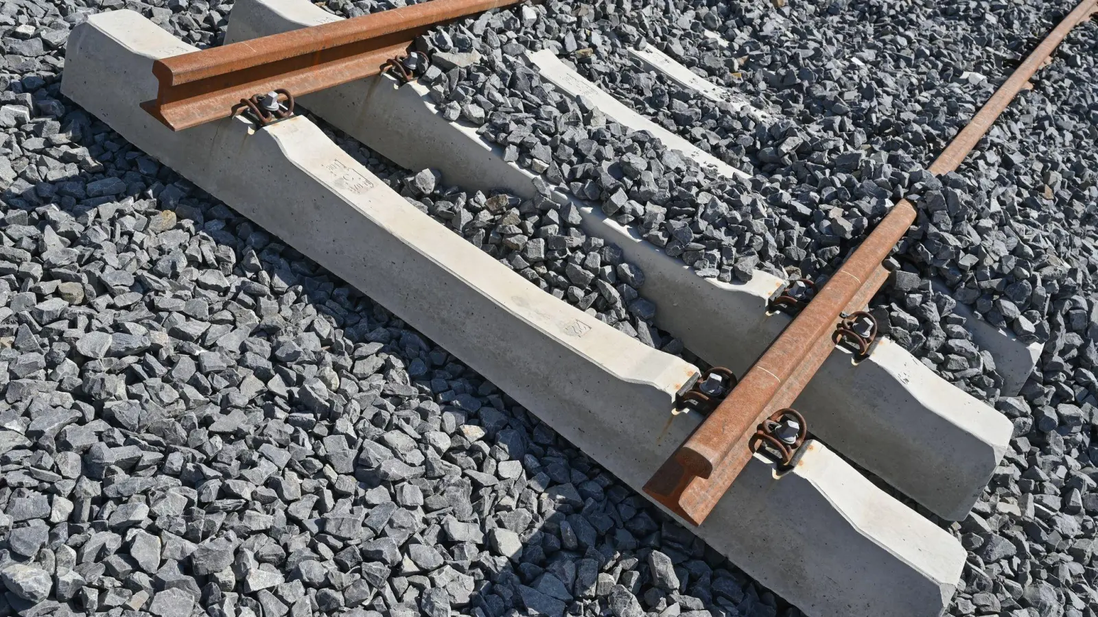 Die Bahn will mit einem neuen Baukonzept für mehr Verlässlichkeit sorgen. (Archivfoto) (Foto: Patrick Pleul/dpa)