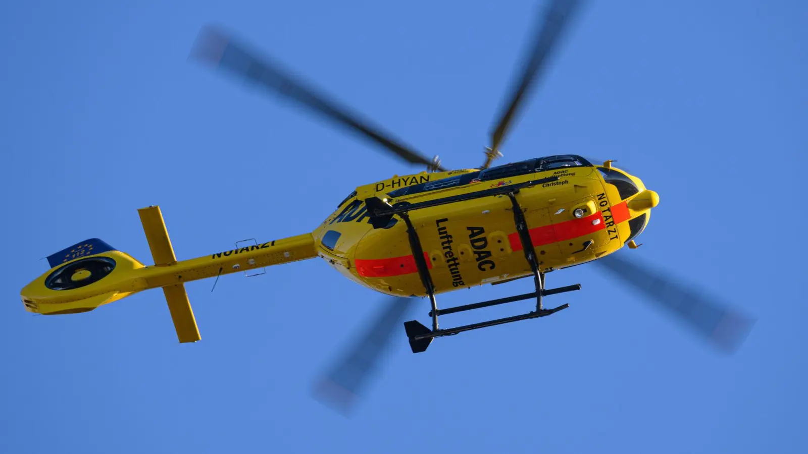 Der schwer verletzte Motorradfahrer wurde laut Polizei per Rettungshubschrauber ins Krankenhaus gebracht. (Symbolbild) (Foto: Robert Michael/dpa)