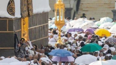 Muslimische Pilger umrunden die Kaaba  in der Großen Moschee während der Hadsch. (Foto: -/Saudi Press Agency/dpa)