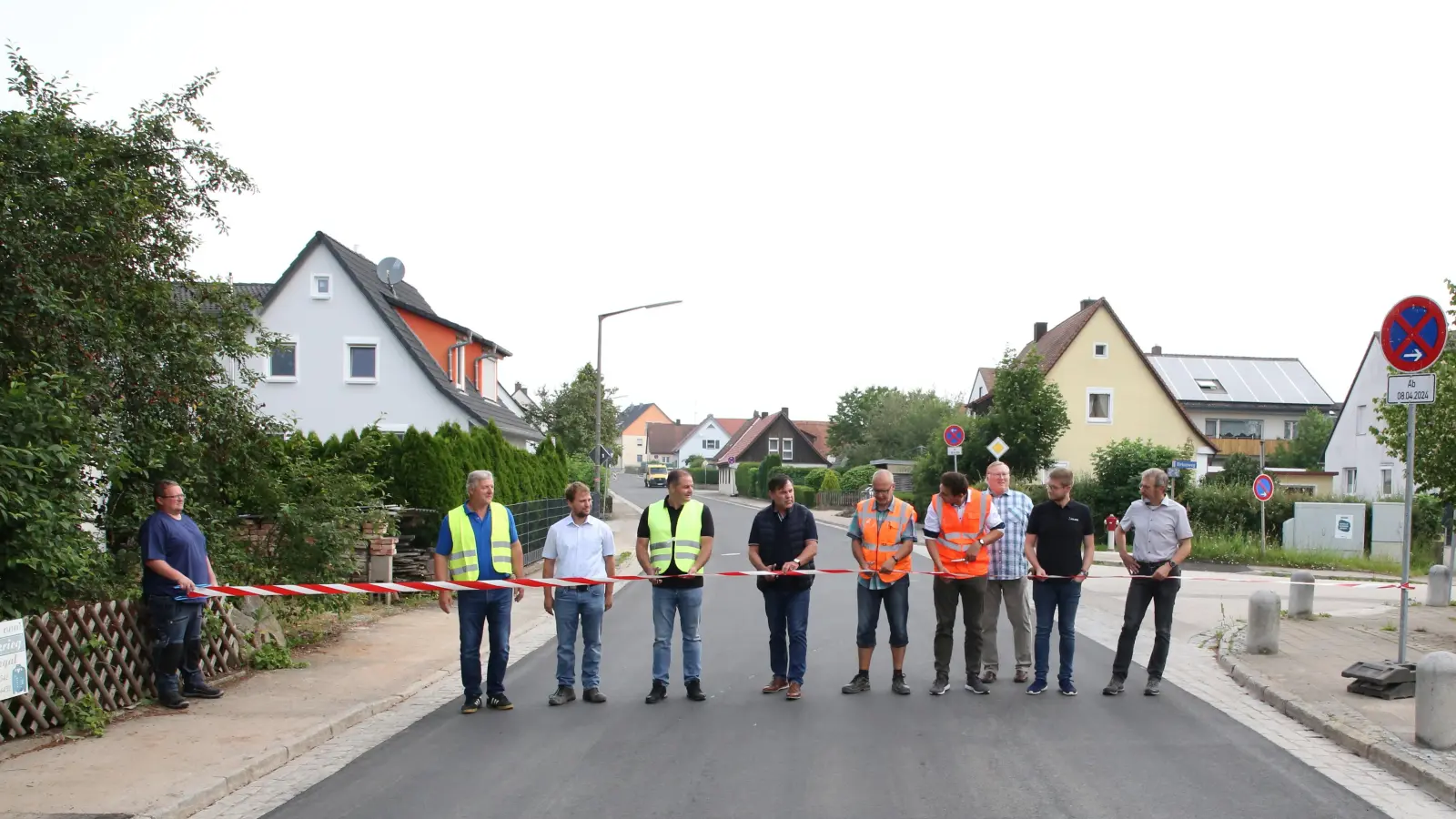 Ein symbolischer Akt: Zum Zeichen der der Freigabe der Ansbacher Straße für den Verkehr durchtrennten die Verantwortlichen ein rot-weißes Band. (Foto: Alexander Biernoth)