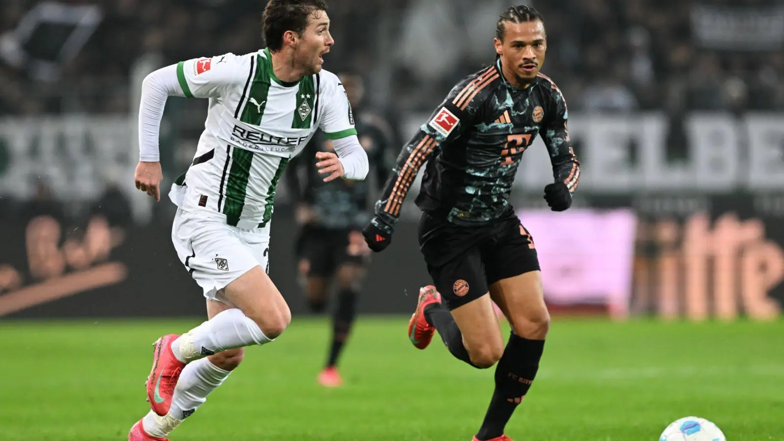 Leroy Sané (r) konnte auch am vergangenen Wochenende gegen Gladbach nicht für sich werben. (Foto: Federico Gambarini/dpa)