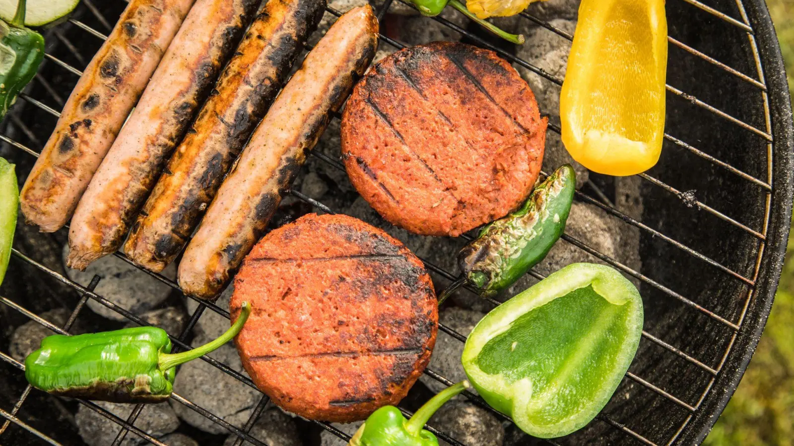 Vergleich: Bio-Grillgut kostet am meisten, gefolgt vom veganen Grill-Korb. (Foto: Christin Klose/dpa-tmn)