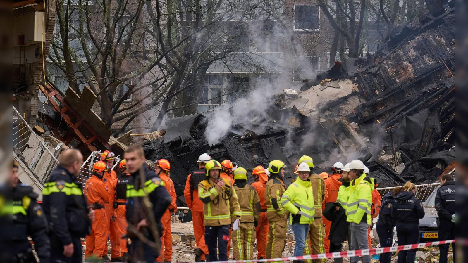 Nach der Explosion eines Mehrfamilienhauses in Den Haag sind inzwischen fünf Todesopfer geborgen worden. (Foto: Phil Nijhuis/AP/dpa)