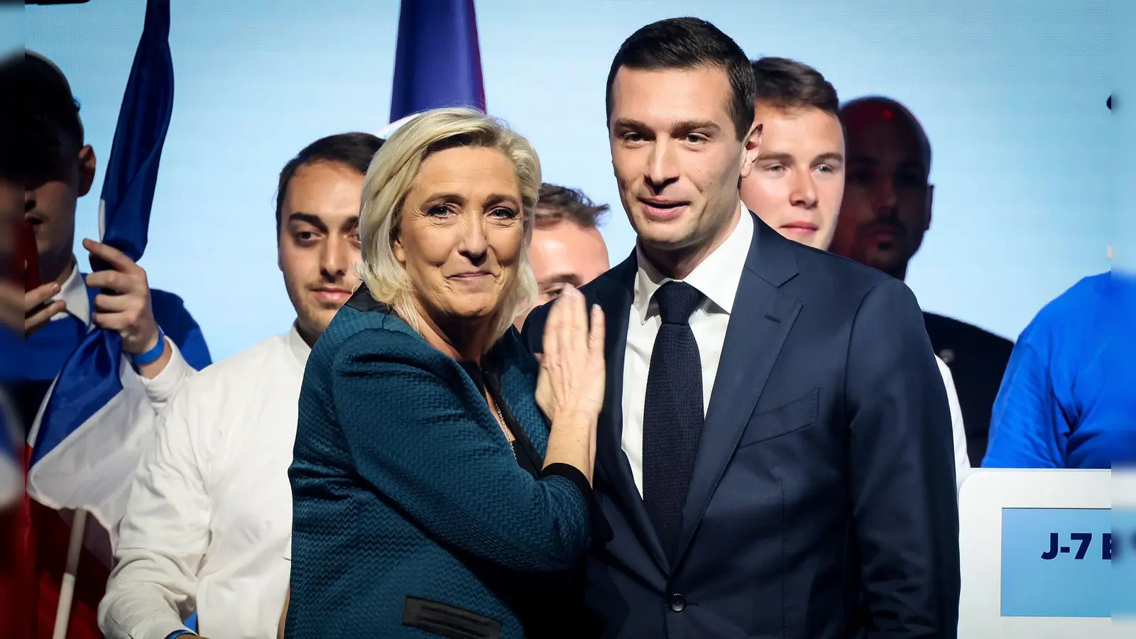 Die Parlamentswahl in Frankreich wird ein knappes Rennen. Sie könnte Frankreichs Rechtsnationale unter Marine Le Pen (l) und Jordan Bardella (r) an die Macht bringen. (Archivbild) (Foto: Thomas Padilla/AP/dpa)