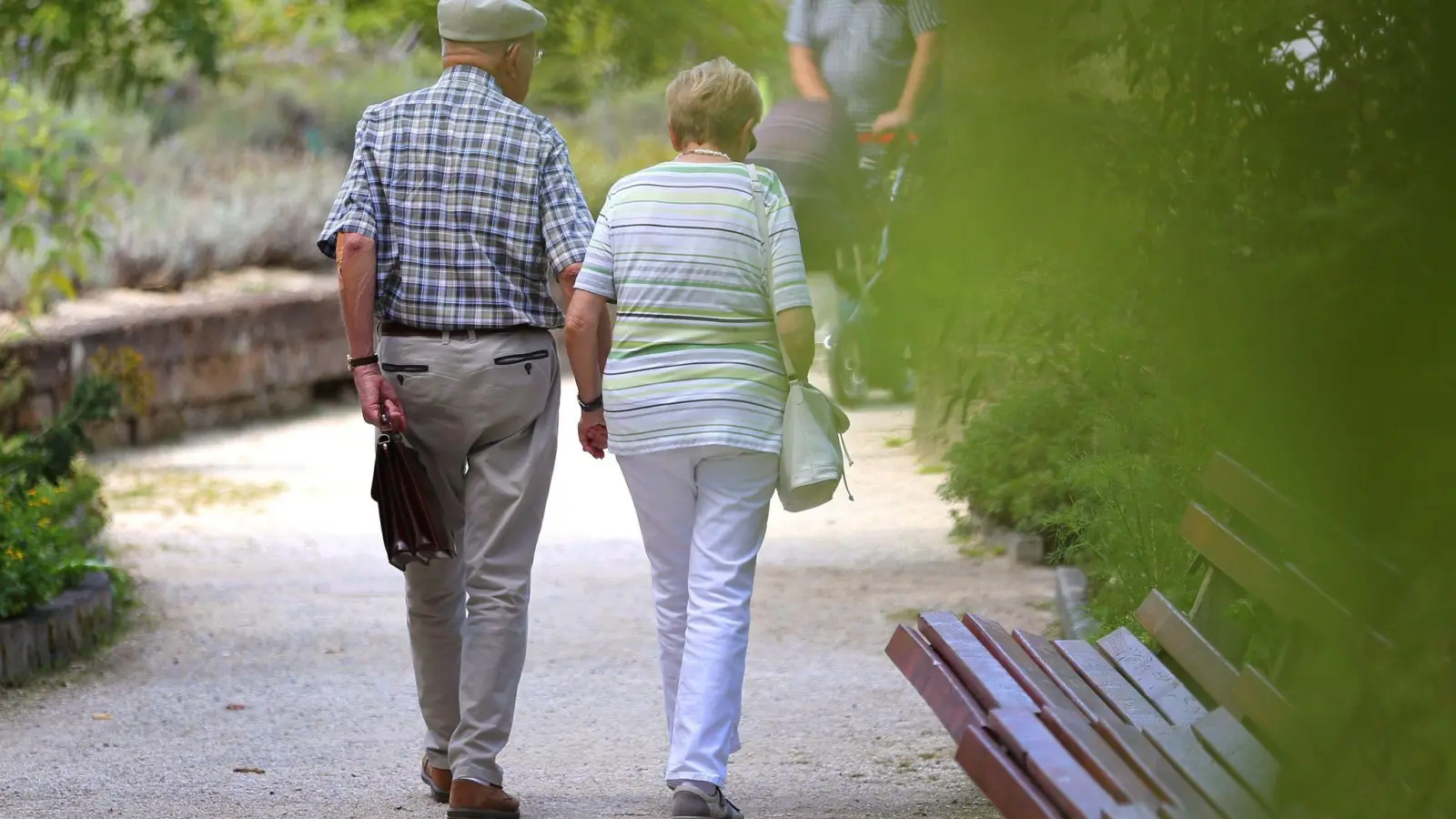 Regelmäßige Spaziergänge helfen bei Arthrose gegen Schmerzen - und beeinflussen den Fortschritt der Erkrankung. (Foto: Karl-Josef Hildenbrand/dpa)