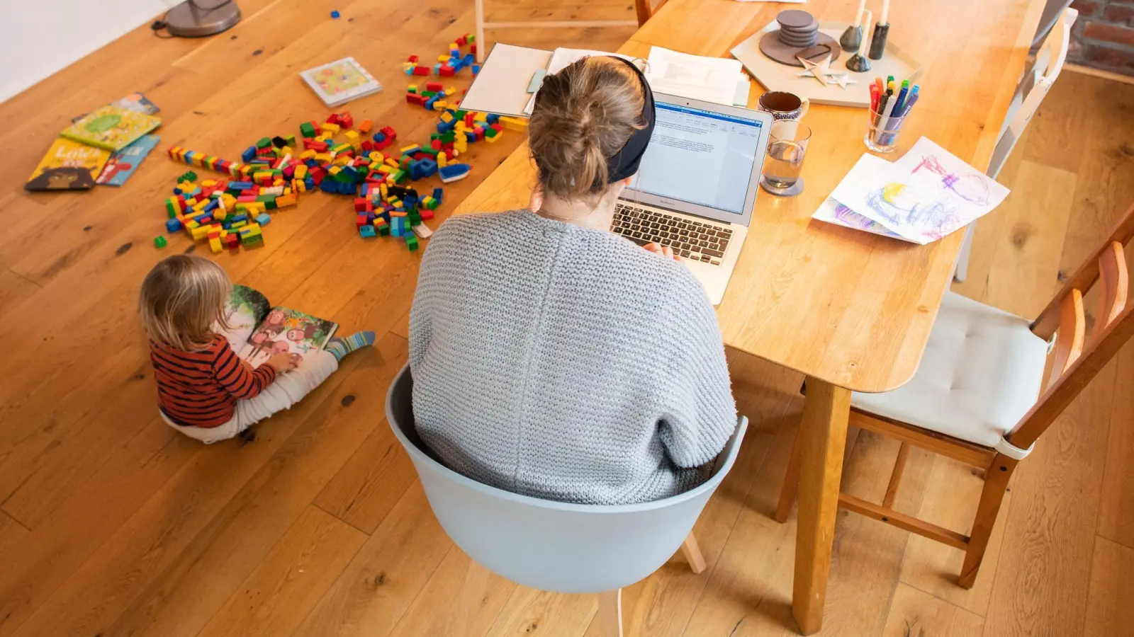 Die Grünen fordern das Recht auf Homeoffice. Um Famile und Beruf unter einen Hut zu bringen, sei das gerade für Frauen wichtig. (Archivbild) (Foto: Julian Stratenschulte/dpa/dpa-tmn)