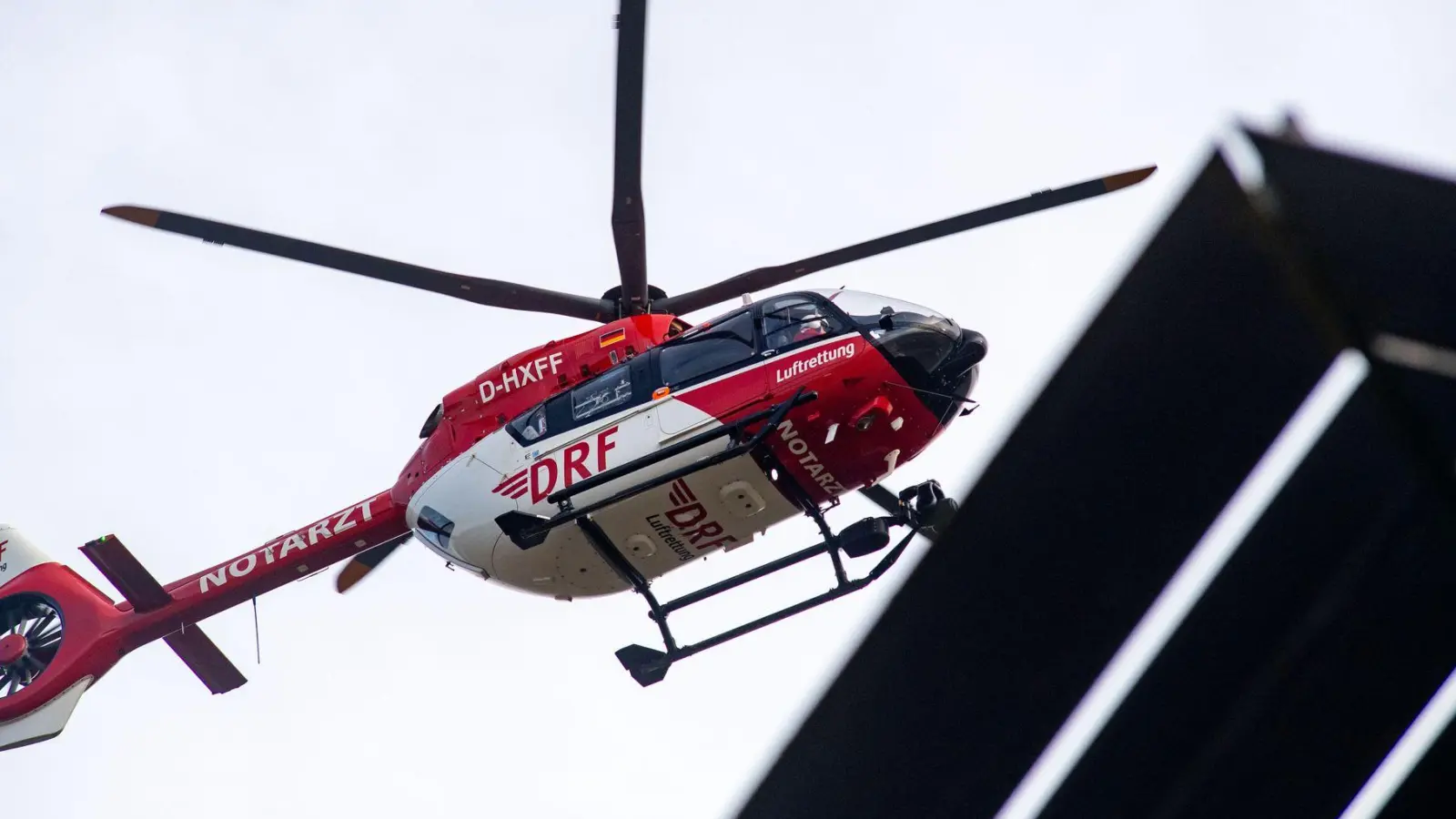 Der Siebenjährige wurde mit einem Rettungshubschrauber zu einem Krankenhaus geflogen. (Symbolbild) (Foto: Stefan Sauer/dpa)