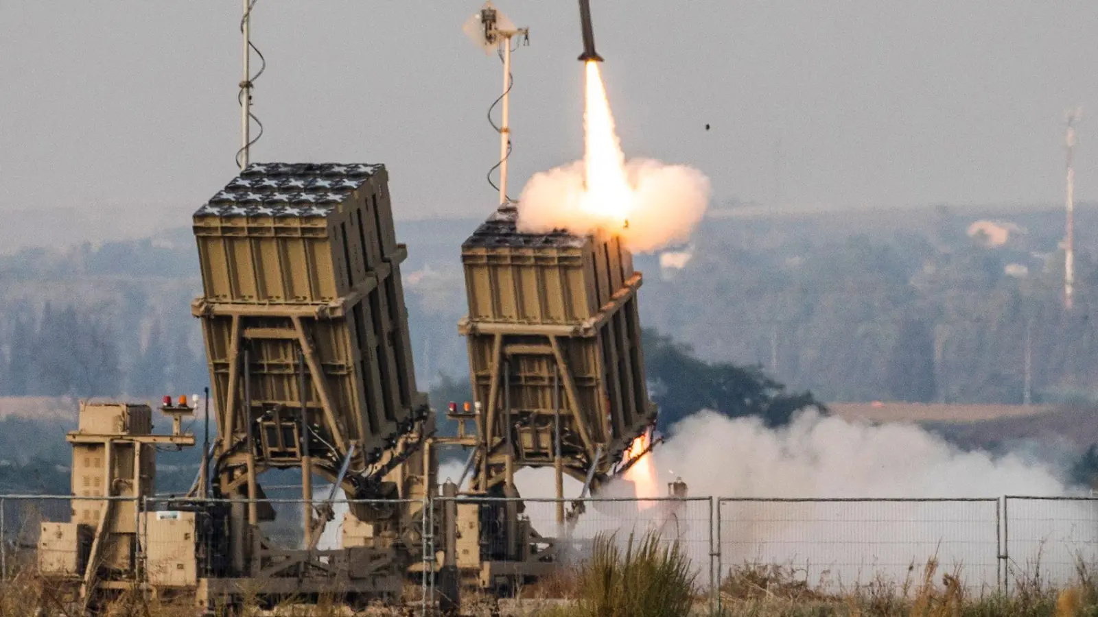 Nach Angaben der Armee wurde Israel binnen 24 Stunden mit etwa 200 Raketen aus dem Libanon beschossen. (Foto: Ilia Yefimovich/dpa)