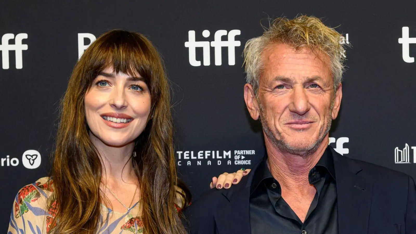 Dakota Johnson und Sean Penn stellen „Daddio“ beim Filmfestival in Toronto vor. (Foto: Christopher Katsarov/The Canadian Press via AP/dpa)