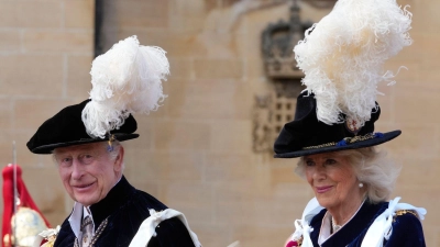 König Charles III. und Königin Camilla nehmen an der Zeremonie des Hosenbandordens auf Schloss Windsor teil. (Foto: Kirsty Wigglesworth/Pool AP/dpa)