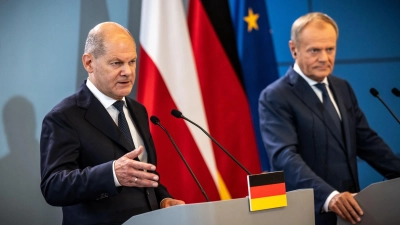 Bundeskanzler Scholz und Polens Regierungschef Tus (Foto: Michael Kappeler/dpa)