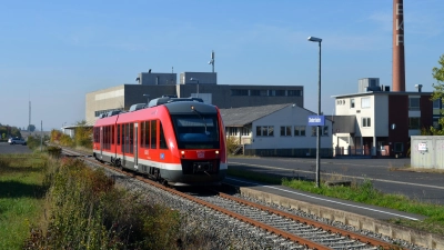 Noch bis mindestens 2031 sollen die Dieselzüge auf der Strecke zwischen Neustadt, Bad Windsheim und Steinach im Einsatz bleiben. Danach könnte sich eine neue Technologie durchsetzen. (Archivfoto: Johannes Hirschlach)