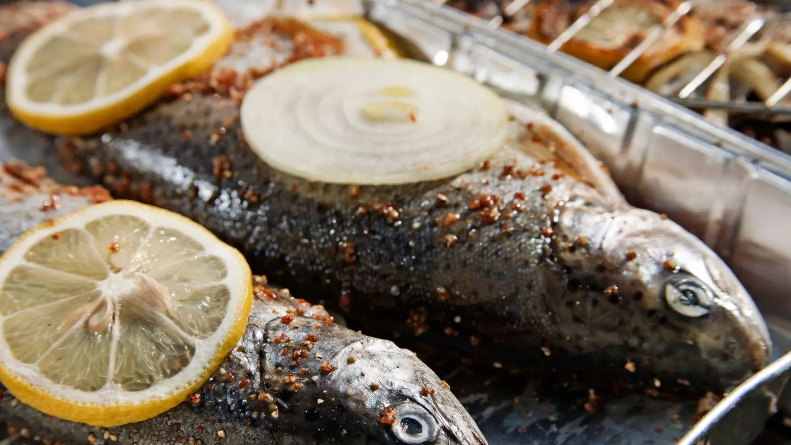 Vom Grillfest kaum wegzudenken: Doch Aluminium aus Bratschalen kann in säure- oder salzhaltige Lebensmittel übergehen - und dann beim Essen in unseren Körper gelangen. (Foto: Monique Wüstenhagen/dpa-tmn)