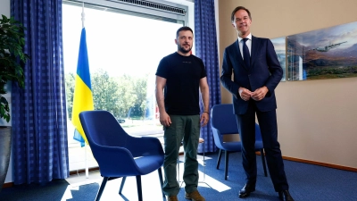 Wolodymyr Selenskyj und Mark Rutte in Eindhoven. (Foto: Piroschka Van De Wouw/Pool Reuters/AP/dpa)