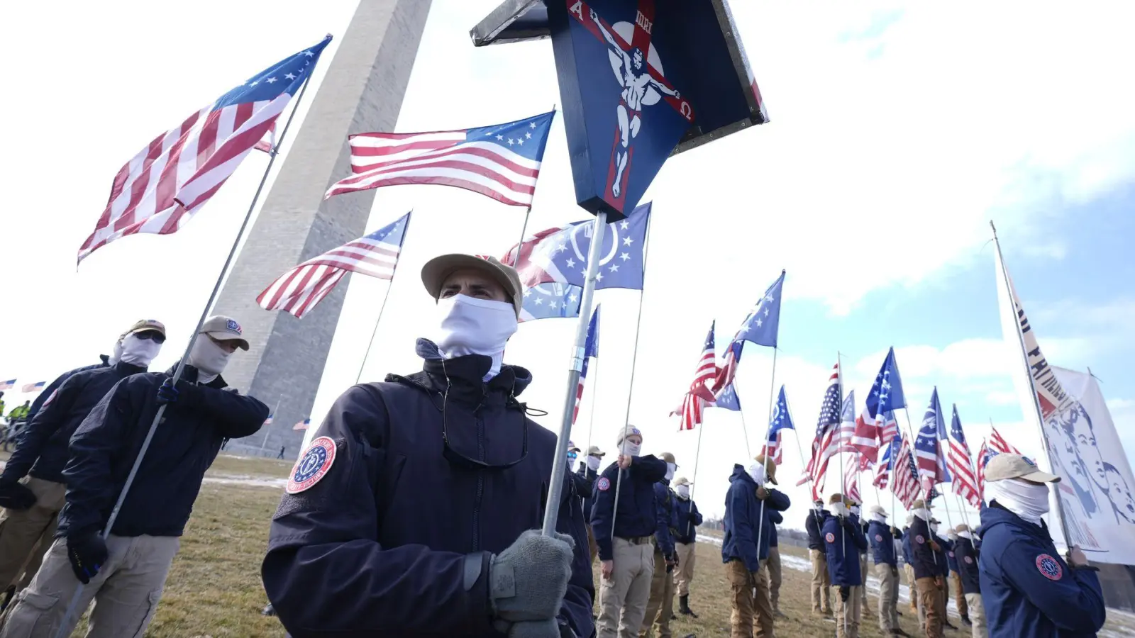 Provokation in der US-Hauptstadt: Mitglieder der „Patriot Front“ haben sich vor dem Washington Monument positioniert.  (Foto: Manuel Balce Ceneta/AP/dpa)