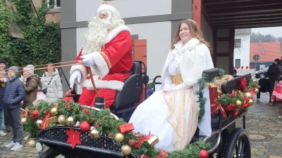 Christkind Ronja Schnell und Nikolaus Sören Menke fuhren stilecht in der Kutsche über den Lichtenauer Weihnachtsmarkt. (Foto: Martin Schnell)