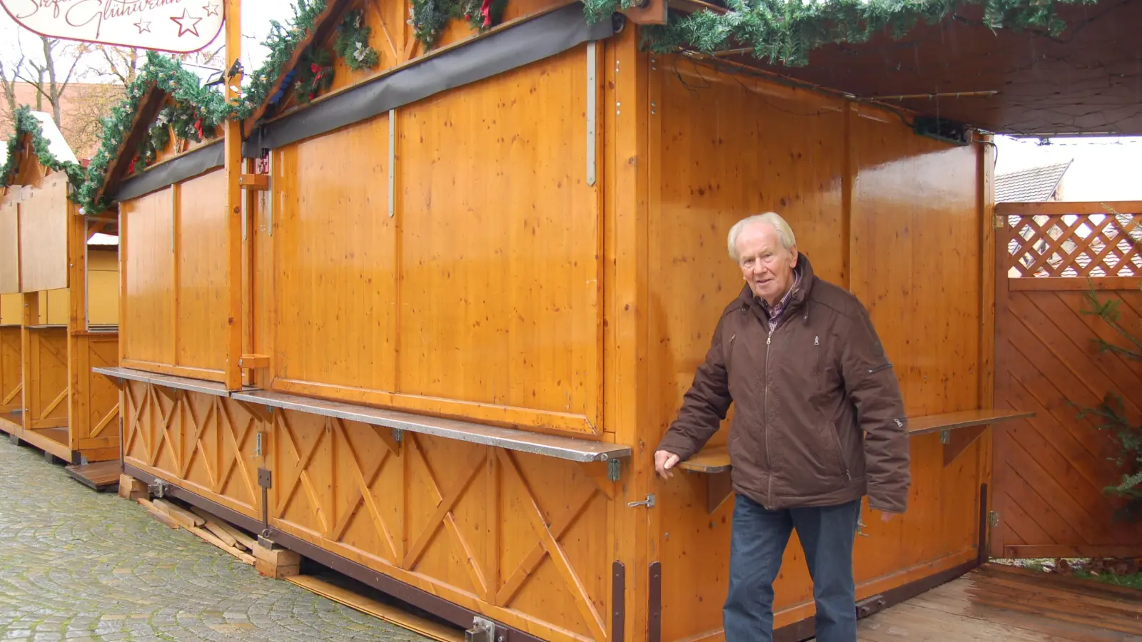 Heinz Papert an seinem früheren Wirkungsort, der für ihn mit vielen Erinnerungen verbunden ist. Tausende Weihnachtsmarkt-Gäste hat er bewirtet. Nun setzt sich der 86-Jährige zur Ruhe. Seine Hütte hat er an seinen Nachfolger weitergegeben. (Foto: Markus Weinzierl)